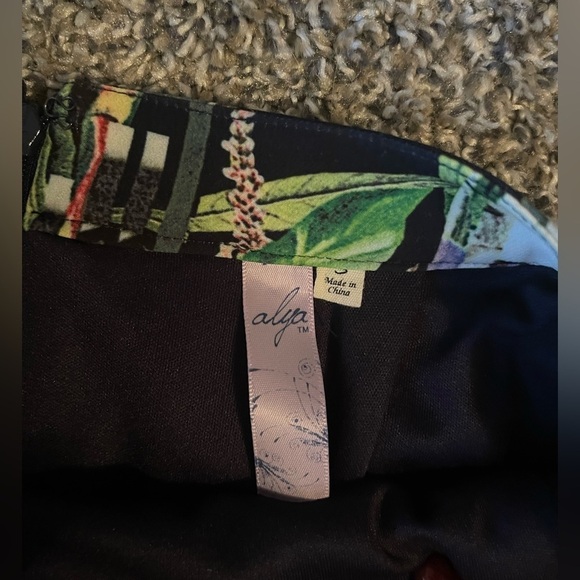 5/$25 ALYA pleated mini skirt in floral design size small - Picture 5 of 8
